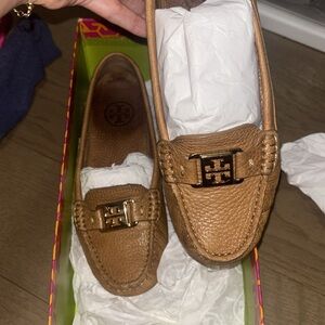 Tory Burch kendrick tumbled leather royal tan almond flats size 5.5 with box